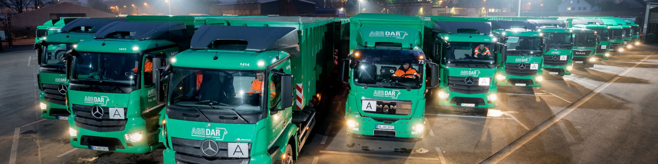 Mehrere AGR-DAR LKWs diagonal hintereinander gestellt